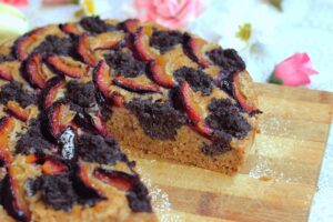 Poppyseed cake with plums