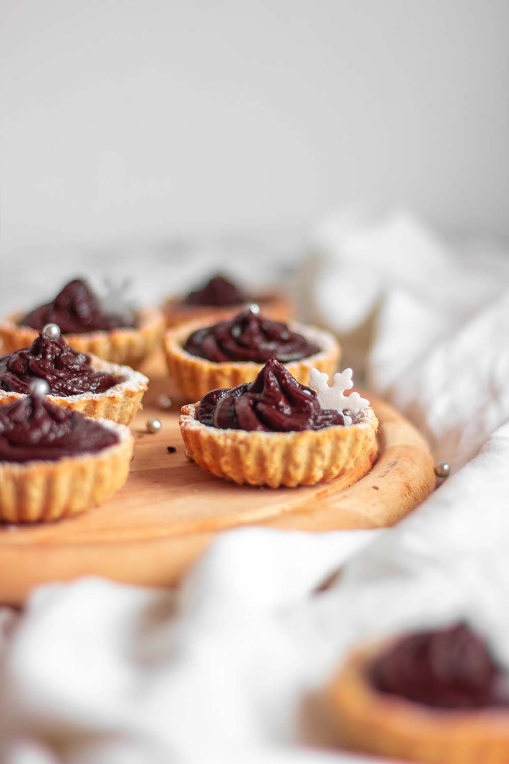Gluten-free chocolate cookie cups with date frosting