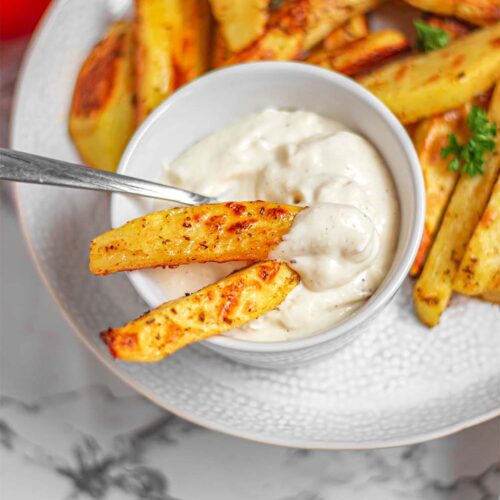 Extra crispy baked potatoes with vegan mayonnaise