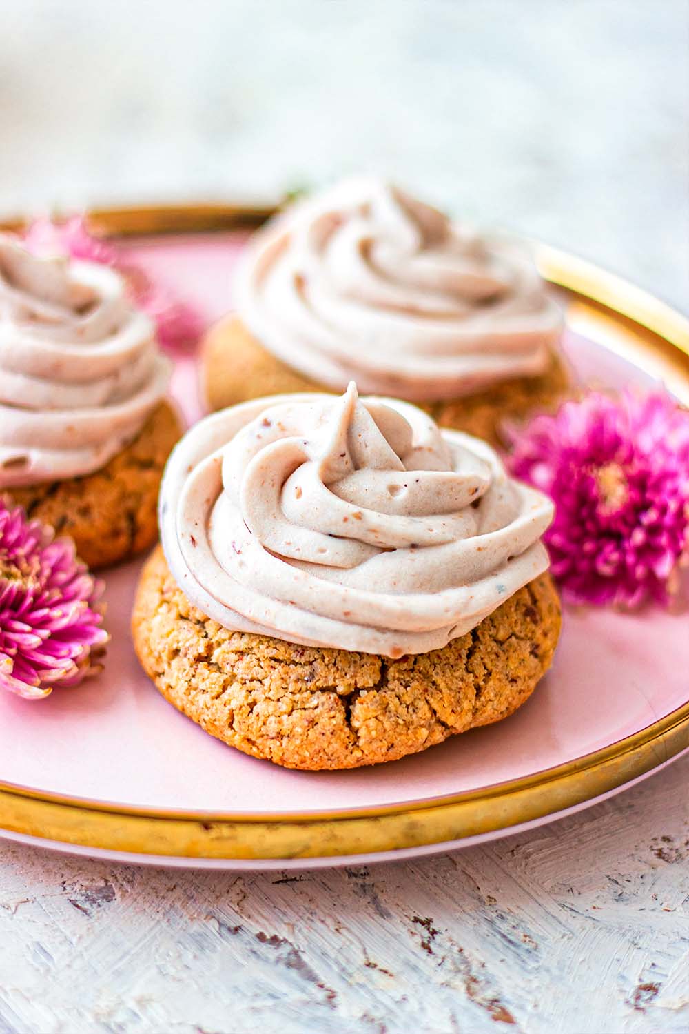 Cream chestnut cookie with frosting