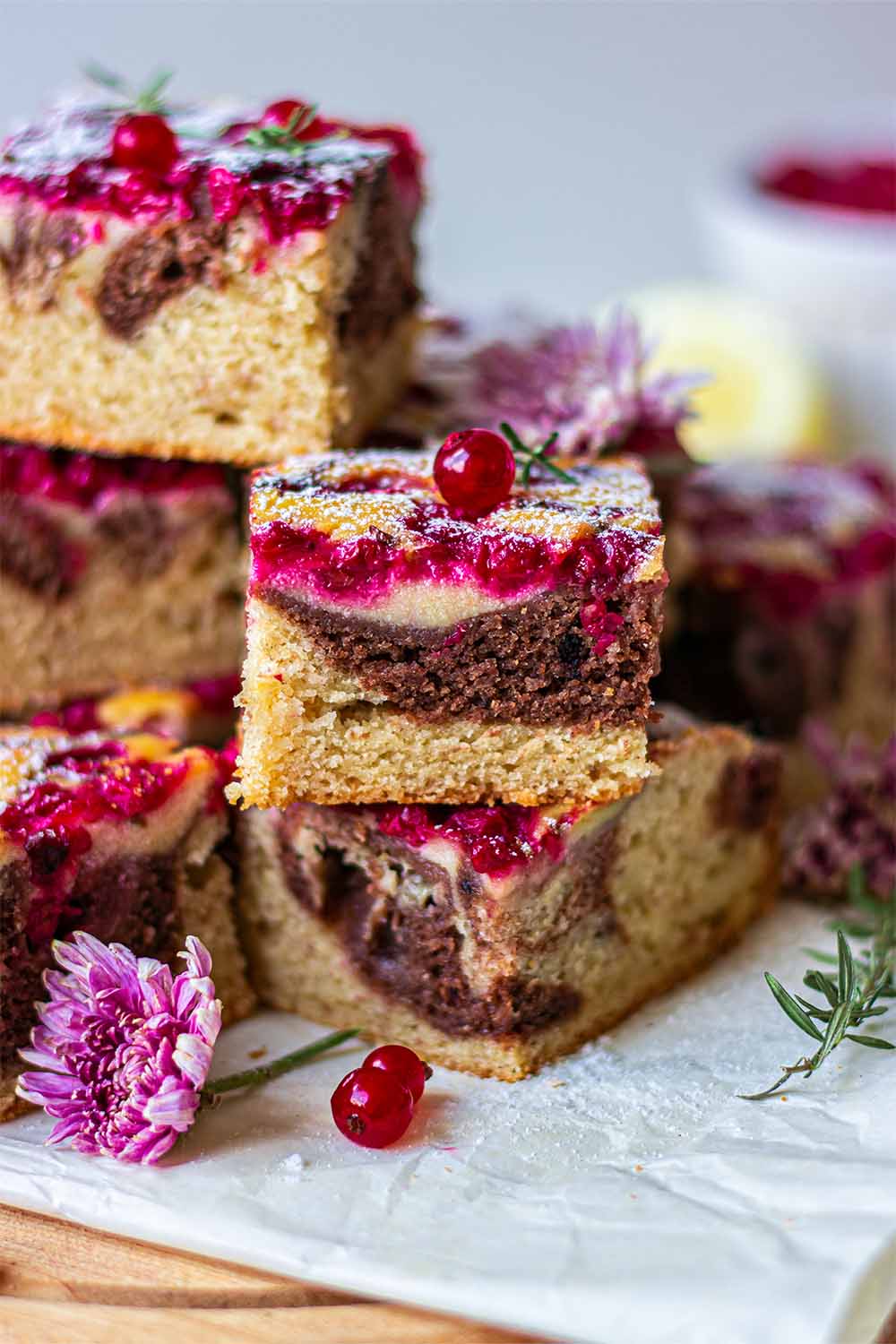 Vegan swirl cake with currants